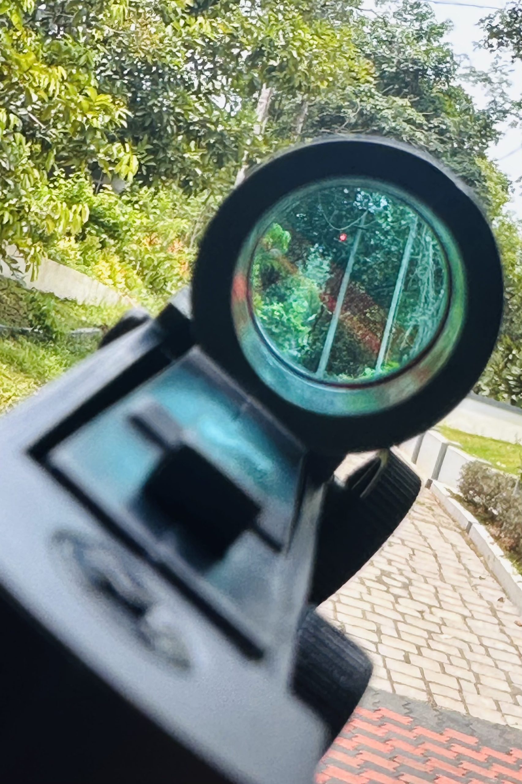 Red dot at full intensity when viewed through a red dot finder