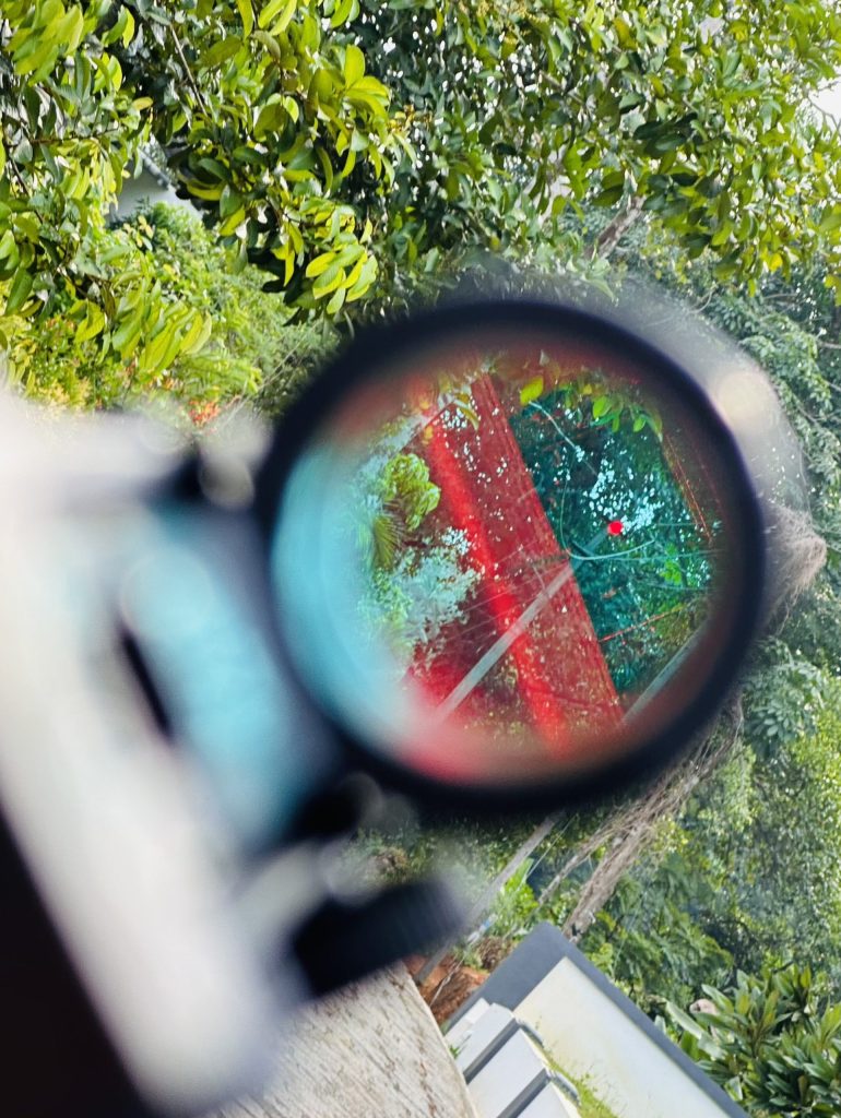 Red dot centered on the telescope post