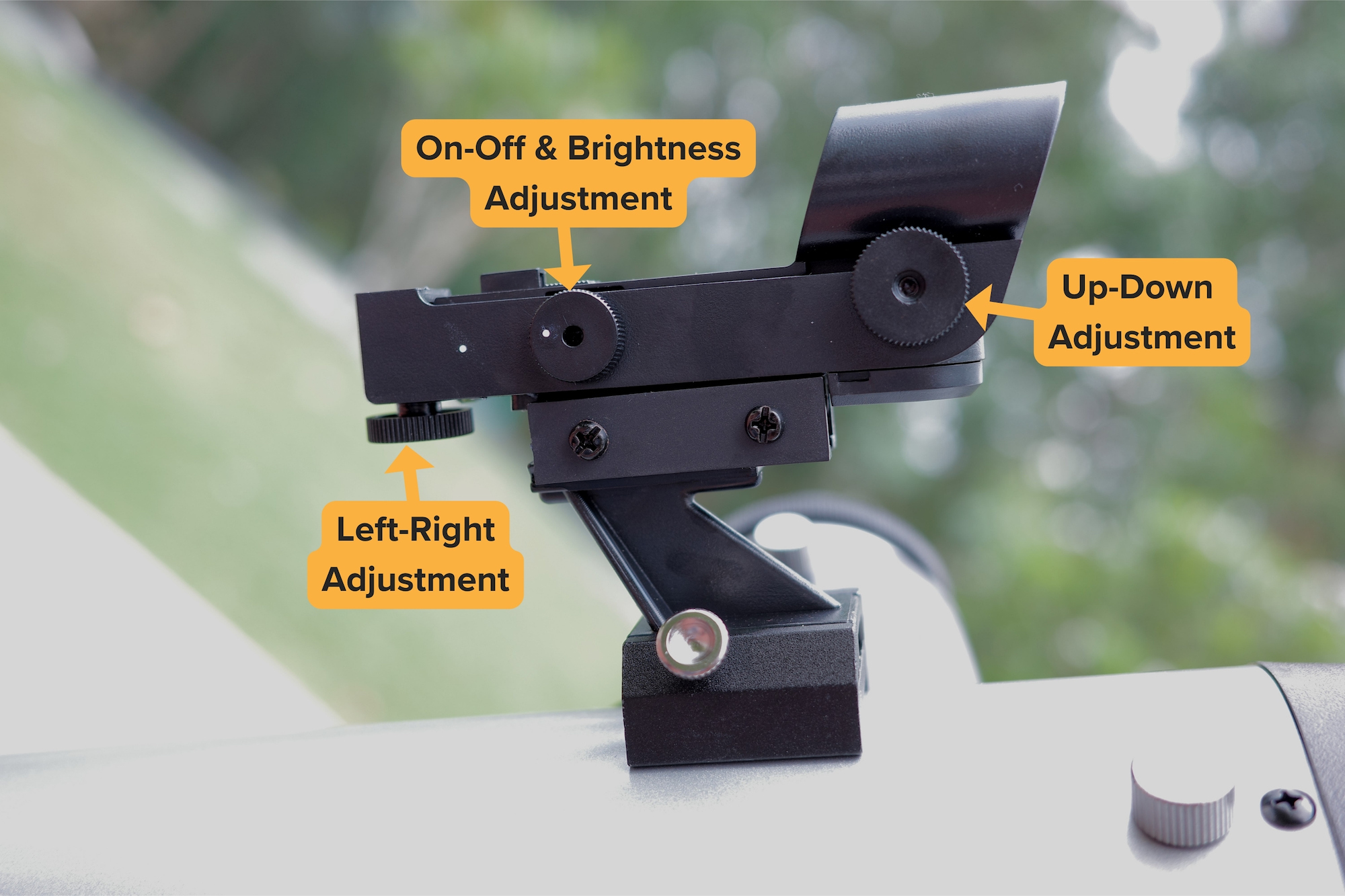 Adjustment knobs for moving finderscope red dot