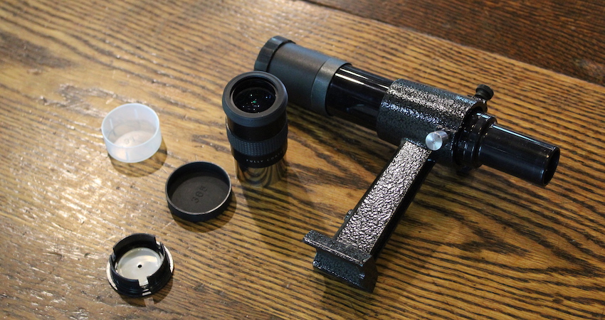 xt6 finderscope and eyepieces on a table