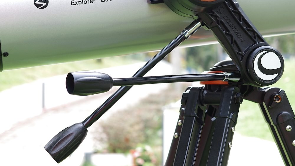 Slow motion control rods for both axes of movement for mount